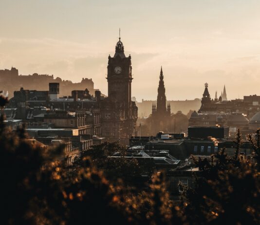 Kostenloser Zugang zu Tampons und Binden in Schottland Edinburgh, Schottland