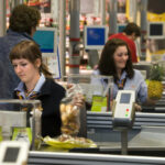 WETZIKON, ZUERICH, GESCHAEFT, LADEN, EINKAUFEN, FILIALE, DETAILHANDEL, WARENHAUSKETTE, COOP, ANGESTELLTE, KASSIERERIN, KASSE, KUNDIN, ANANAS,