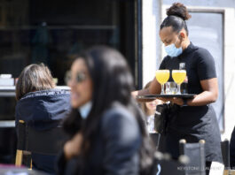 Kantonale Mindestlöhne stehen unter Druck Bild von Service-Angestellten in Restaurant