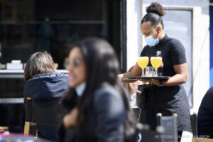 Bild von Service-Angestellten in Restaurant