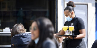 Kantonale Mindestlöhne stehen unter Druck Bild von Service-Angestellten in Restaurant