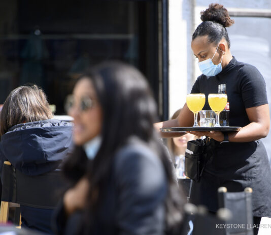 Kantonale Mindestlöhne stehen unter Druck Bild von Service-Angestellten in Restaurant