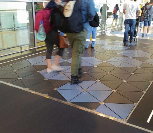 Fussgängerbrücke erzeugt Strom aus Schritten