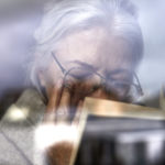 SENIORIN, RENTNERIN, RENTNER, PENSIONAERIN, PENSIONAER, HOHES ALTER, ALTERSARMUT, BEDUERFTIGKEIT, ARMSEIN, AERMLICHKEIT, NOT, FINANZIELLE NOT, MITTELLOSIGKEIT, GELDMANGEL, GELDNOT, HAARE, GRAUE HAARE, LANGE HAARE, HAND, BRILLE, LESEBRILLE, FENSTER, BUCH,