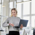 Armbanduhr,verstimmt,Verbindung,Work-Life-Balance,Computer,junge Erwachsene,Uhrzeit,Bueroangestellte,Termin,Routine,blond,Frau,20-25 Jahre,Geschaeftsleute,arbeiten,Problem,Europaeer,junge Frau,Buero,Freizeitkleidung,Deutschland,Alltag,Drahtlose Technologie