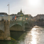 Aussenaufnahme,Tag,Rhein,Schweiz,Basel-Stadt,Bogenbruecke,Bruecke,Verkehrswesen,Verbindung,Sonnenschein,Licht,Menschen,Mittlere Bruecke,Rheinbruecke,Mittelalter,Epoche,13. Jahrhundert,Vergangenheit,Basel,Stadt,Reise,historisch,Geschichte,Fluss,Gewaesser,Qu