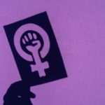 Aktivismus,Demonstration,demonstrieren,Diskriminierung,einfarbiger Hintergrund,Faust,Frau,Freiheit,freistellbar,Freisteller,geballte Faust,geometrisch,gleich,Gleichheit,Hintergrund einfarbig,international,Kampf,Konzept,lila,lila Hintergrund,Marsch,marschie