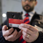 SWISSPASS, SWISS PASS, VERBAND OEFFENTLICHER VERKEHR, SBB, SCHWEIZERISCHE BUNDESBAHNEN, ZUGPERSONAL, ZUGBEGLEITER, KARTE, CHIPKARTE, CHIP, FAHRKARTENKONTROLLE, KONTROLLEUR, KONDUKTEUR, BILLETKONTROLLE, BILLET, FAHRSCHEIN, SBB, BAHN,