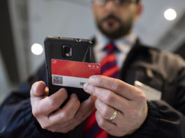 Karin Keller-Sutter bittet die 2. Klasse zur Kasse