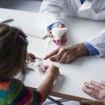 Maedchen,Arztpraxis,Schreibtisch,erklaeren,Zahnmodell,Arzt,Mensch,Kind,Medizin,Tisch,Europaeer,reifer Mann,45-50 Jahre,Senior,70-80 Jahre,2-3 Jahre,Kinderheilkunde,Kompetenz,Erhoehte Ansicht,Zahnmedizin,Erfahrung,drei Personen,ansehen,Patientin,Innenaufnah