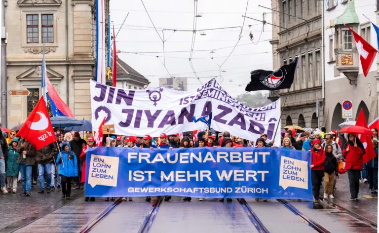Tag der Arbeit: Zehntausende demonstrieren für mehr Lohn, gute Renten und Gleichstellung