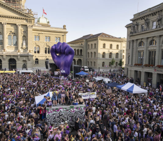 Violette Welle erfasst die Schweiz