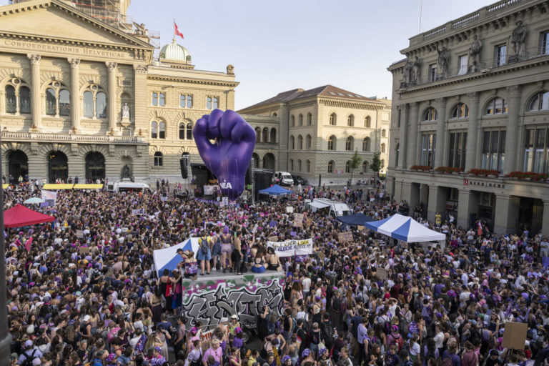 Violette Welle erfasst die Schweiz