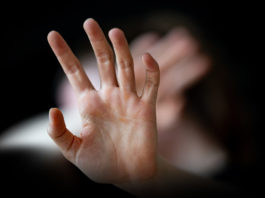 Belgien verabschiedet Gesetz gegen Femizide Frau hält sich schützend die Hände vor den Körper.