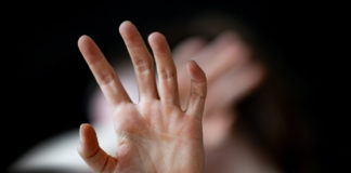 Belgien verabschiedet Gesetz gegen Femizide Frau hält sich schützend die Hände vor den Körper.