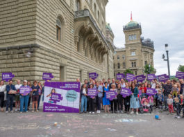 Breite Allianz für eine Kita-Offensive Einreichung Kita-Initiative: Menschen stehen mit den Kisten voller Unterschriftenbögen vor der Bundeskanzlei.