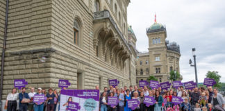 Breite Allianz für eine Kita-Offensive Einreichung Kita-Initiative: Menschen stehen mit den Kisten voller Unterschriftenbögen vor der Bundeskanzlei.