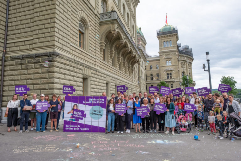 Einreichung Kita-Initiative: Menschen stehen mit den Kisten voller Unterschriftenbögen vor der Bundeskanzlei.