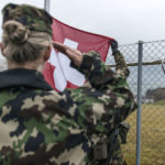 SCHWEIZER ARMEE, AUSBILDUNG, SWISSCOY, AUSBILDUNG SWISSCOY, KFOR, MISSION KOSOVO FORCE, ANTRITTSVERLESEN, FLAGGE, FAHNE, SCHWEIZER FAHNE, SOLDATEN, FRAU, SOLDATIN,