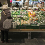 Rentnerin beim Einkaufen