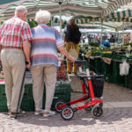 Älteres Paar an Gemüsemarkt