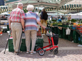 Abstimmung vom 3. März: Bevölkerung befürwortet die 13. AHV-Rente Älteres Paar an Gemüsemarkt