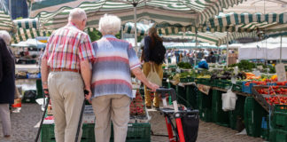 Abstimmung vom 3. März: Bevölkerung befürwortet die 13. AHV-Rente Älteres Paar an Gemüsemarkt