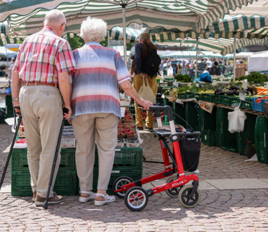 Abstimmung vom 3. März: Bevölkerung befürwortet die 13. AHV-Rente Älteres Paar an Gemüsemarkt