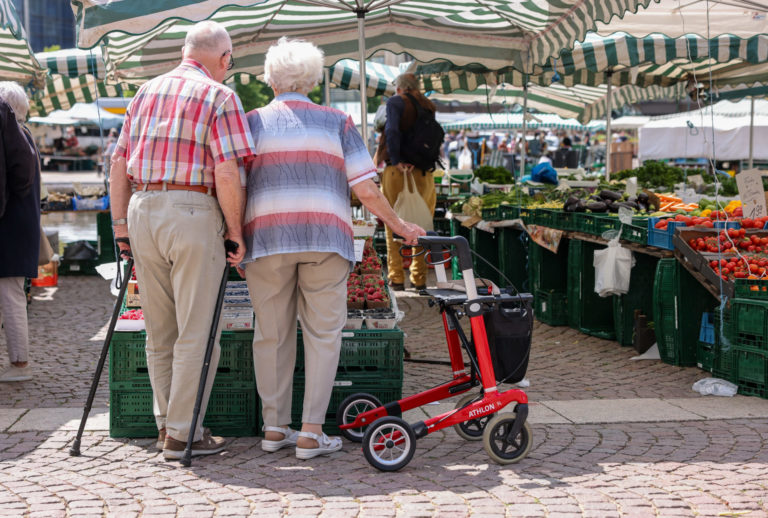 Älteres Paar an Gemüsemarkt