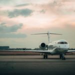 Privatjet vor Abendhimmel