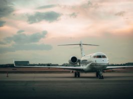 Ultrareiche sind doppelt so reich wie 2020 Privatjet vor Abendhimmel