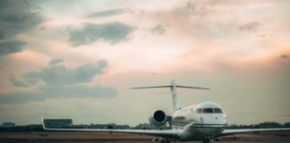 Ultrareiche sind doppelt so reich wie 2020 Privatjet vor Abendhimmel