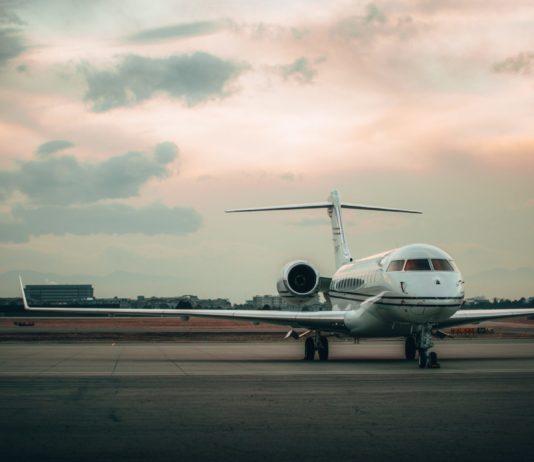 Ultrareiche sind doppelt so reich wie 2020 Privatjet vor Abendhimmel