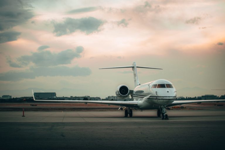Privatjet vor Abendhimmel