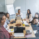 Farbaufnahme,Innenaufnahme,Spanien,Afrikanerin,Schwarzer,Geschaeftsmann,Businessmann,Geschaeftsleute,Business,Geschaeftsfrau,Kreative,Beruf,Arbeit,Geschaeftsstrategie,Planung,Multikulturelle Gruppe,multikulturell,Kollegen,Konferenztisch,Besprechungstisch,T