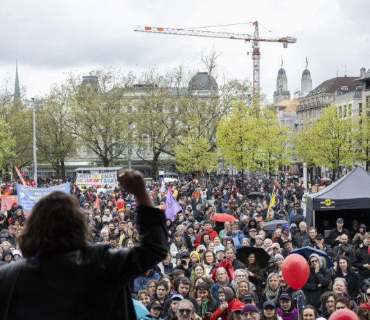 Tag der Arbeit: Prämien runter, Löhne rauf!