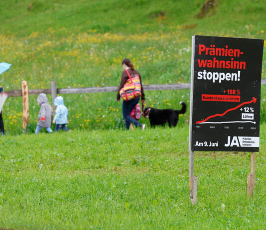 Familien im Kanton Bern bezahlen bald über 1600 Franken Prämien