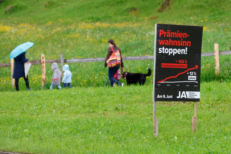 Familien im Kanton Bern bezahlen bald über 1600 Franken Prämien