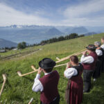 BRAUCH, ALPHORN, BLASINSTRUMENT, INSTRUMENT, MUSIKER, TREFFEN, HOLZINSTRUMENT, BERG, FOLKLORE, VOLKSMUSIK, VOLKSTUEMLICH, FOLKLORE,