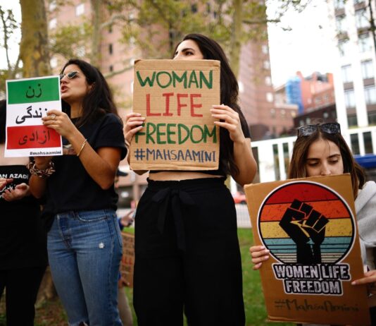 Nationalrat will feministische Revolution im Iran stärken