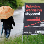 WAHLPLAKAT, ABSTIMMUNG, VOLKSABSTIMMUNG, KRANKENKASSEN, PRAEMIEN, GESUNDHEITSWESEN, PRAEMIENENTLASTUNGSINITIATIVE, REGENSCHIRM