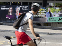 BVG-Vorlage: SVP-Netzwerk aus der Finanzbranche profitiert Plakate vom Ja- und Nein-Lager der BVG-Vorlage am Strassenrand. Im Vordergund ein Fahrradfahrer, der die Plakate anschaut.