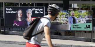 BVG-Vorlage: SVP-Netzwerk aus der Finanzbranche profitiert Plakate vom Ja- und Nein-Lager der BVG-Vorlage am Strassenrand. Im Vordergund ein Fahrradfahrer, der die Plakate anschaut.