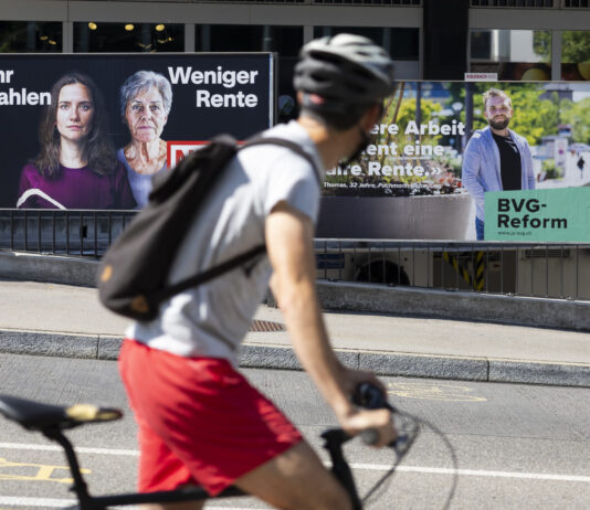 BVG-Vorlage: SVP-Netzwerk aus der Finanzbranche profitiert Plakate vom Ja- und Nein-Lager der BVG-Vorlage am Strassenrand. Im Vordergund ein Fahrradfahrer, der die Plakate anschaut.