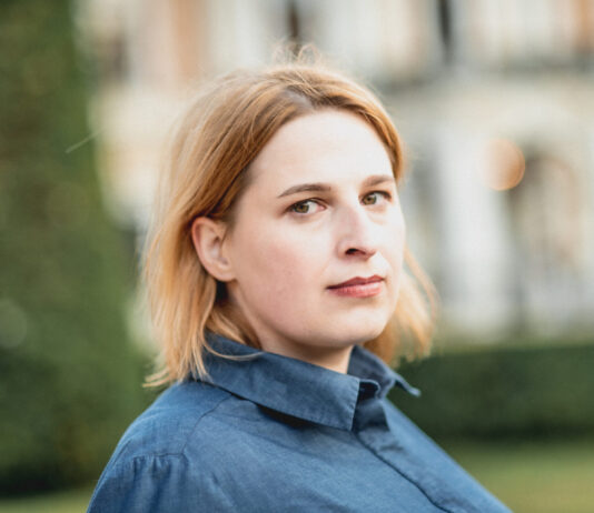 Natascha Strobl: «Wir müssen eine Zukunft skizzieren, die besser ist als die Gegenwart – solidarisch und demokratisch.» Portraitbild von Natascha Strobl
