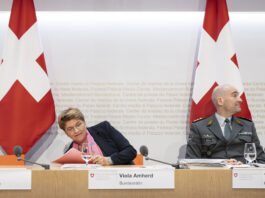 Trotz VBS-Chaos: Bund will noch mehr Geld für Panzer und kürzt bei Kindermedizin Bild von Bundesrätin Viola Amherd und Armeechef Thomas Süssli.