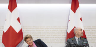 Trotz VBS-Chaos: Bund will noch mehr Geld für Panzer und kürzt bei Kindermedizin Bild von Bundesrätin Viola Amherd und Armeechef Thomas Süssli.