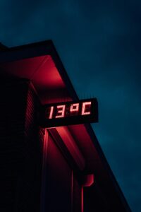 Eine digitale Temperaturanzeige zeigt 13 Grad Celsius.