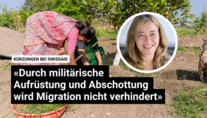 Zwei Personen pflanzen einen Baum im Hintergrund. Im Vordergrund sieht man Nicole Stolz.