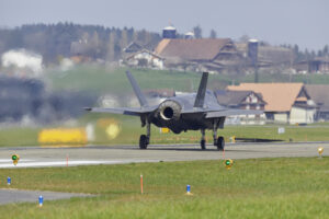 Un avion de combat F-35 de Lockheed Martin vu de derrière